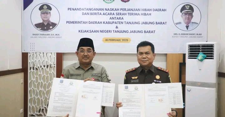 Perkuat Kolaborasi dengan Kejari Tanjung Jabung Barat, Bupati UAS Serahkan Hibah Gedung Kantor Kejari di Desa Pembengis