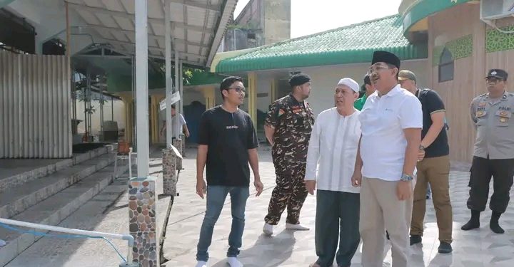 Bupati UAS Pimpin Langsung Gotong Royong Masjid dalam Rangka Menyambut Ramadhan 1446