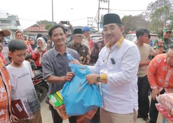 Bupati Anwar Sadat Berikan Bantuan kepada Korban Kebakaran di Jalan Harapan Kuala Tungkal