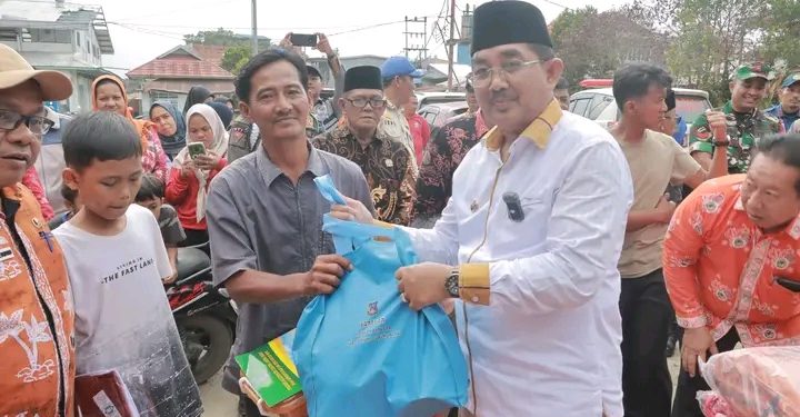 Bupati Anwar Sadat Berikan Bantuan kepada Korban Kebakaran di Jalan Harapan Kuala Tungkal
