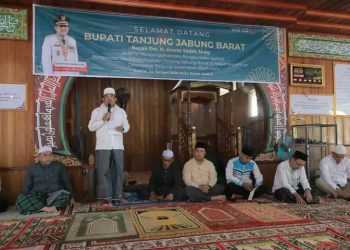 Bupati Tanjab Barat Safari Jum’at Berkah di Masjid Nurul Huda Desa Mekar Tanjung