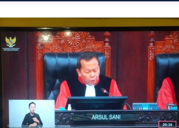 Hakim Mahkamah Konstitusi Menolak Permohonan Yang Diajukan Oleh Ahmadi Zubir dan Feri Satria