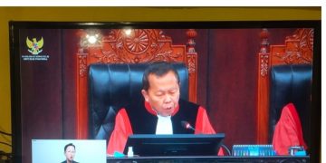 Hakim Mahkamah Konstitusi Menolak Permohonan Yang Diajukan Oleh Ahmadi Zubir dan Feri Satria