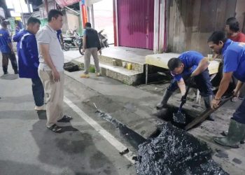 Wabup Katamso Tinjau Pembersihan Drainase Malam Hari, Himbau Warga Tidak Buang Sampah Sembarangan