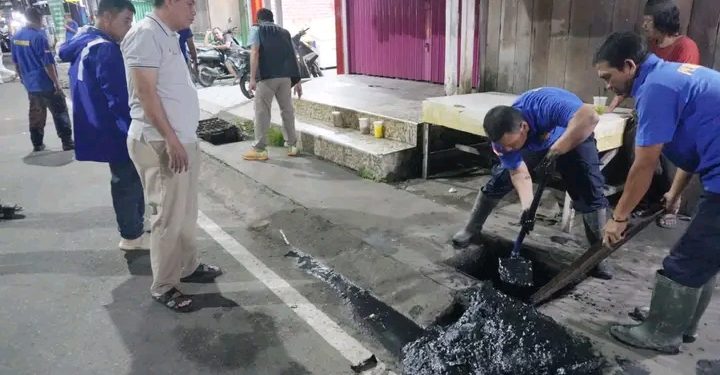 Wabup Katamso Tinjau Pembersihan Drainase Malam Hari, Himbau Warga Tidak Buang Sampah Sembarangan