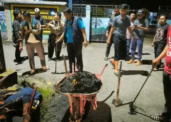 Aksi Bersih-Bersih Malam Hari, Bupati Anwar Sadat: Demi Kota yang Sehat dan Bebas Banjir