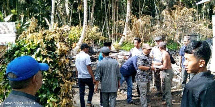 Ketua Komisi III DPRD Tanjab Barat Albert Chaniago Kunjungi Korban Kebakaran di Kuala Betara