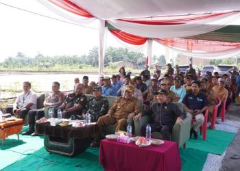 Tanam Padi di Sri Agung, Ketua DPRD Tanjabbar Dukung Program Swasempada Pangan