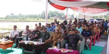 Tanam Padi di Sri Agung, Ketua DPRD Tanjabbar Dukung Program Swasempada Pangan