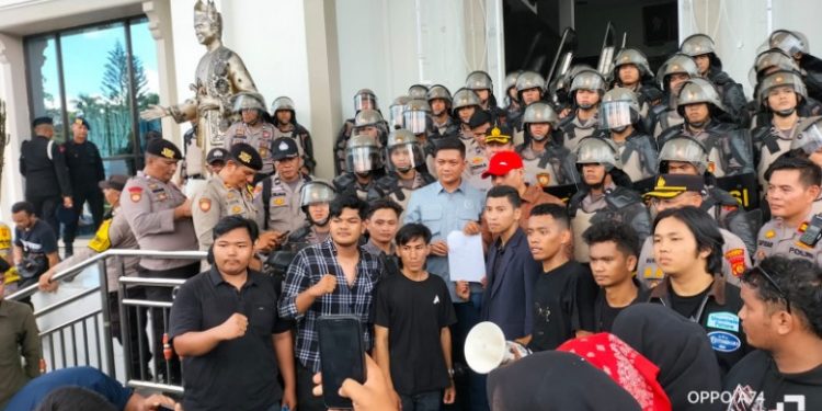 Dalam Kondisi Lelah, M.Hafiz dan Samsul Riduan Temui Langsung Massa Aksi di Gedung DPRD