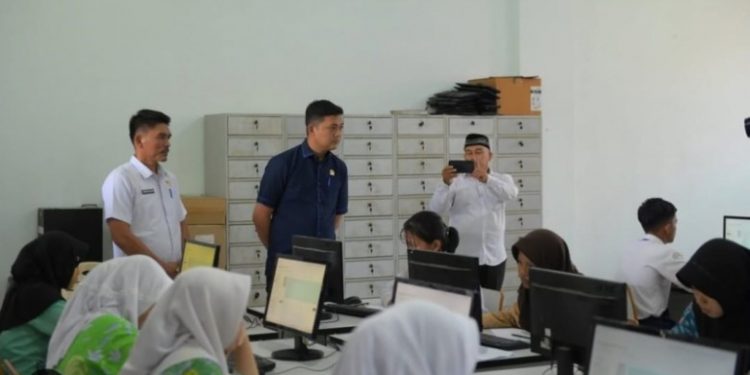 Pastikan PPDB SMA Titian Teras Transparan, Ketua DPRD Provinsi Jambi Pantau Langsung Pelaksanaan Te