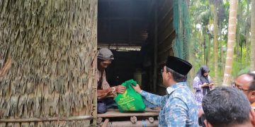 Bupati Tanjab Barat Anwar Sadat Tunjukkan Kepedulian, Kunjungi Warga Kurang Mampu di Desa Teluk Sialang