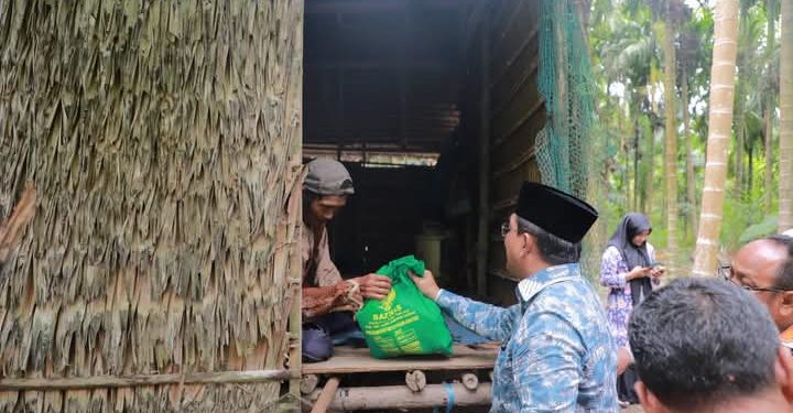Bupati Tanjab Barat Anwar Sadat Tunjukkan Kepedulian, Kunjungi Warga Kurang Mampu di Desa Teluk Sialang
