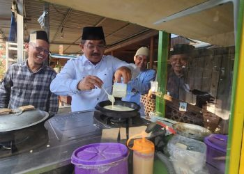 Bupati Anwar Sadat Serahkan Bantuan Gerobak UMKM Program Tanjab Barat Sejahtera.