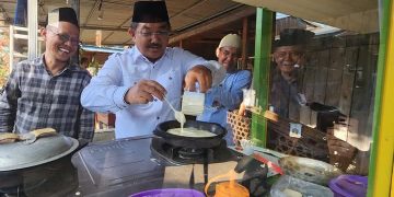 Bupati Anwar Sadat Serahkan Bantuan Gerobak UMKM Program Tanjab Barat Sejahtera.