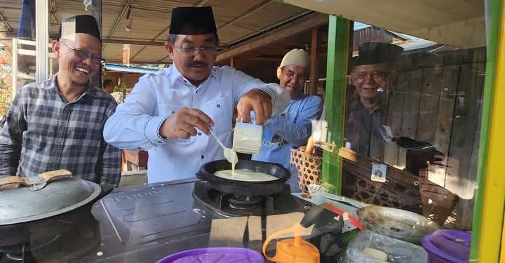 Bupati Anwar Sadat Serahkan Bantuan Gerobak UMKM Program Tanjab Barat Sejahtera.