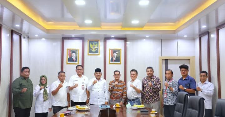 Bupati Tanjab Barat Terima Audiensi Universitas Dinamika Bangsa, Bahas Peningkatan SDM dan Pendampingan Aplikasi Publik