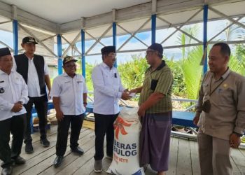 Peduli Rakyat, Bupati Anwar Sadat Serahkan Bantuan Langsung kepada Korban Longsor di Betara Kanan