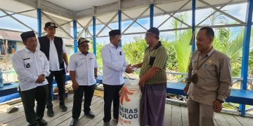 Peduli Rakyat, Bupati Anwar Sadat Serahkan Bantuan Langsung kepada Korban Longsor di Betara Kanan