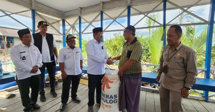 Peduli Rakyat, Bupati Anwar Sadat Serahkan Bantuan Langsung kepada Korban Longsor di Betara Kanan