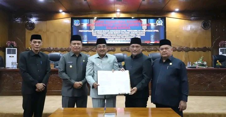 Bupati Anwar Sadat Hadiri Paripurna DPRD Tanjab Barat, Bahas Pertanggungjawaban APBD 2024, RPJMD 2025–2029, dan Lima Rancangan Perda