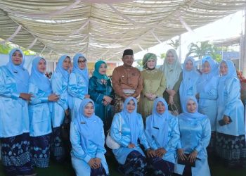 Anggun Berbusana Adat, Bupati Tanjab Barat dan Istri Mempesona di Hari Adat Melayu Jambi ke-747