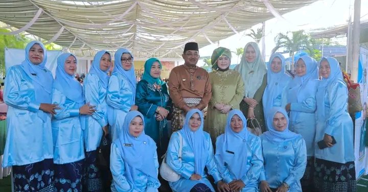 Anggun Berbusana Adat, Bupati Tanjab Barat dan Istri Mempesona di Hari Adat Melayu Jambi ke-747