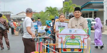 Bupati dan Ketua TP-PKK Tanjab Barat Iringi Anak Sunatan Massal Naik Becak