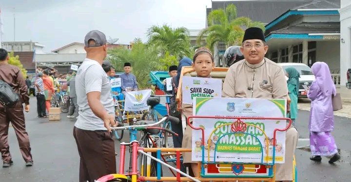 Bupati dan Ketua TP-PKK Tanjab Barat Iringi Anak Sunatan Massal Naik Becak