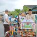 Bupati dan Ketua TP-PKK Tanjab Barat Iringi Anak Sunatan Massal Naik Becak