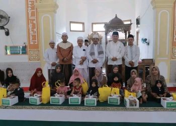 Safari Jum’at: Bupati Tanjab Barat Salurkan Bantuan, Sampaikan Pesan Pembangunan