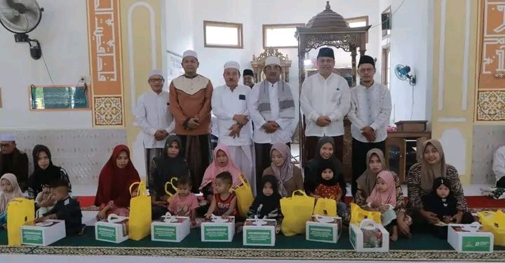 Safari Jum’at: Bupati Tanjab Barat Salurkan Bantuan, Sampaikan Pesan Pembangunan