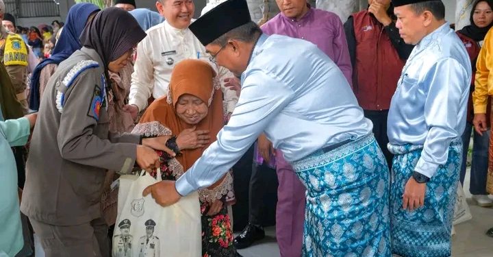 Tebar Kebaikan di Hari Jadi ke-60, Pemkab Tanjab Barat Salurkan Ribuan Paket Sembako