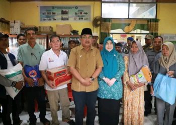 Bupati UAS dan Ketua TP-PKK Tanjab Barat Salurkan Bantuan Korban Puting Beliung