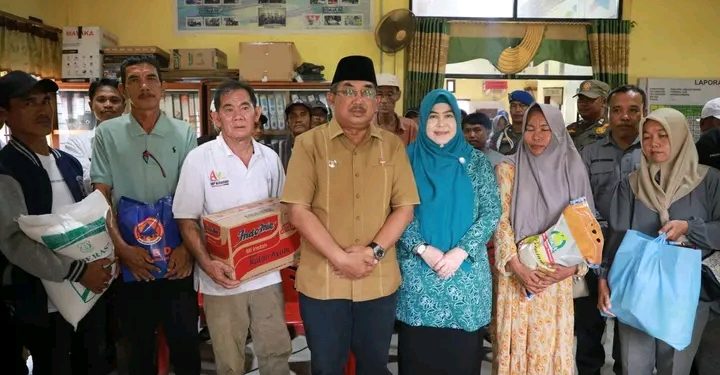 Bupati UAS dan Ketua TP-PKK Tanjab Barat Salurkan Bantuan Korban Puting Beliung