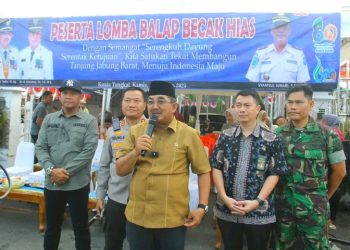 Lestarikan Transportasi Tradisional, Bupati UAS Saksikan Lomba Balap Becak Hias