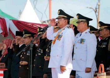 Bupati UAS Pimpin Upacara HUT RI ke-80 di Alun-Alun Kuala Tungkal