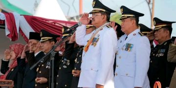 Bupati UAS Pimpin Upacara HUT RI ke-80 di Alun-Alun Kuala Tungkal