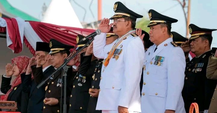 Bupati UAS Pimpin Upacara HUT RI ke-80 di Alun-Alun Kuala Tungkal