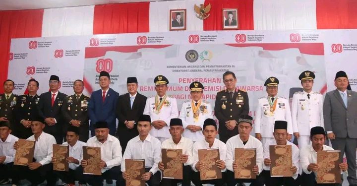 Gubernur Al Haris Serahkan Remisi Umum Dan Dasawarsa Bagi Narapidana dan Anak Binaan