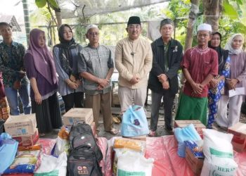 Bupati UAS Salurkan Bantuan untuk Korban Kebakaran di Tungkal III