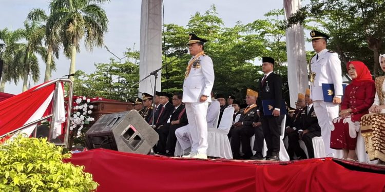 Pimpin Upacara HUT RI ke-80, Gubernur Al Haris Ajak Masyarakat Perkuat Persatuan dan Semangat Gotong Royong