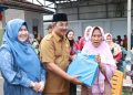 Bupati UAS dan Ketua TP-PKK Salurkan Kartu Keluarga Sejahtera dan Bantuan Sembako untuk Masyarakat