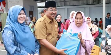 Bupati UAS dan Ketua TP-PKK Salurkan Kartu Keluarga Sejahtera dan Bantuan Sembako untuk Masyarakat