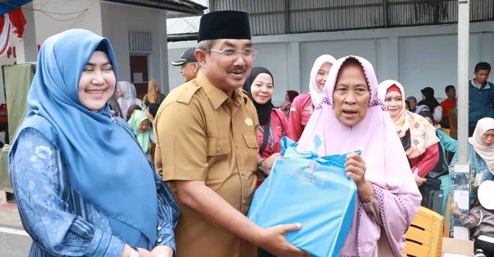 Bupati UAS dan Ketua TP-PKK Salurkan Kartu Keluarga Sejahtera dan Bantuan Sembako untuk Masyarakat