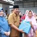 Bupati UAS dan Ketua TP-PKK Salurkan Kartu Keluarga Sejahtera dan Bantuan Sembako untuk Masyarakat