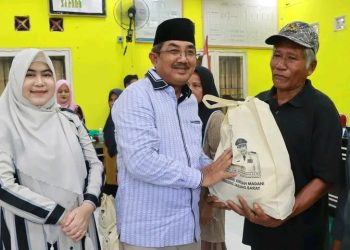 Didampingi Ketua TP PKK, Bupati UAS Salurkan Bantuan Sosial Bagi Lansia, Disabilitas, dan Masyarakat Kurang Mampu