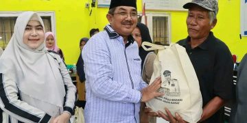 Didampingi Ketua TP PKK, Bupati UAS Salurkan Bantuan Sosial Bagi Lansia, Disabilitas, dan Masyarakat Kurang Mampu