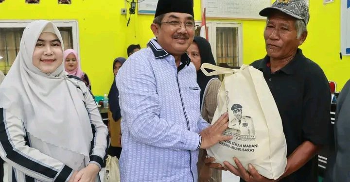 Didampingi Ketua TP PKK, Bupati UAS Salurkan Bantuan Sosial Bagi Lansia, Disabilitas, dan Masyarakat Kurang Mampu