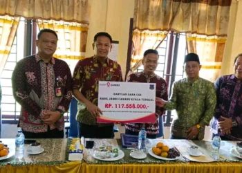 Wakili Bupati, Sekda Tanjab Barat Salurkan Bantuan CSR untuk Korban Bencana Angin Puting Beliung